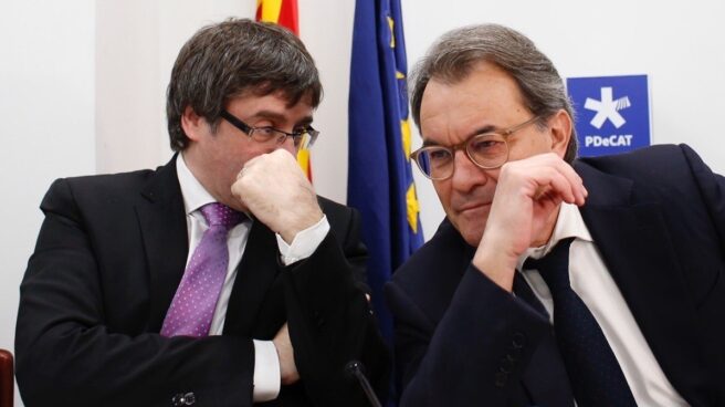 El presidente de la Generalitat, Carles Puigdemont, y el ex presidente catalán, Artur Mas.