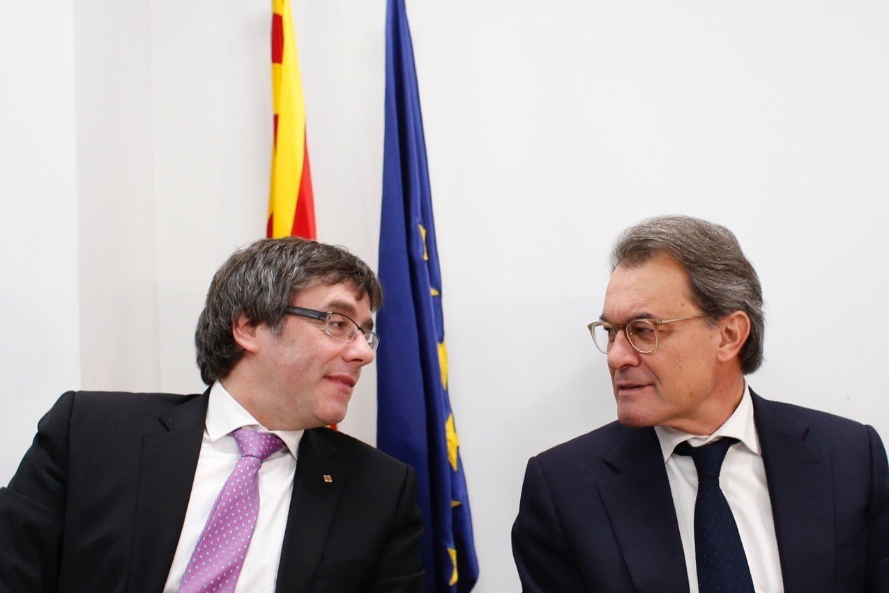 El presidente de la Generalitat, Carles Puigdemont, y el ex presidente catalán Artur Mas.