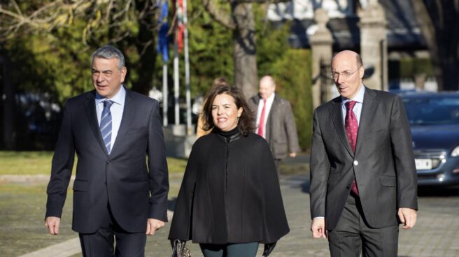 El nuevo delegado del Gobierno en Euskadi, Javier de Andrés, la vicepresidenta del Gobierno, Soraya Sáenz de Santamaría, y Carlos Urkijo, momentos antes del acto de toma de posesión.