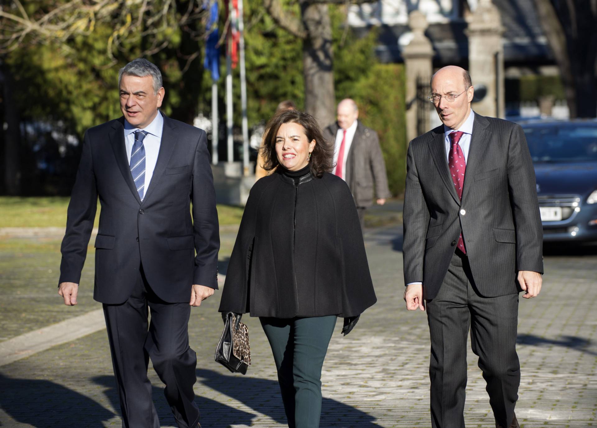 El nuevo delegado del Gobierno en Euskadi, Javier de Andrés, la vicepresidenta del Gobierno, Soraya Sáenz de Santamaría, y Carlos Urkijo, momentos antes del acto de toma de posesión.