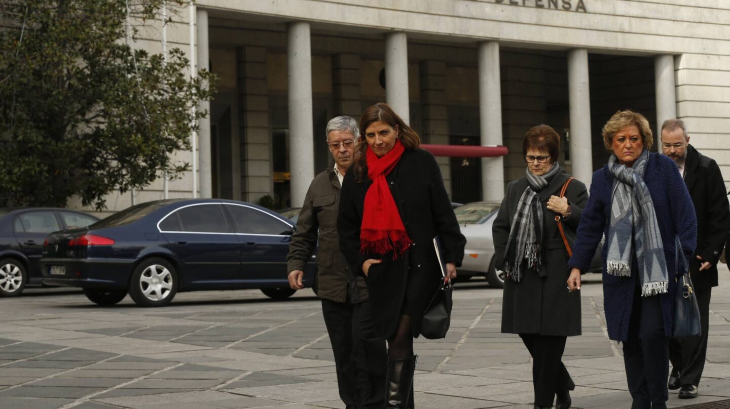 Representantes de la asociación de familiares de las víctimas del accidente del Yak-42, tras su reunión con Cospedal este enero.