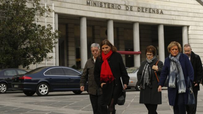 Representantes de la asociación de familiares de las víctimas del accidente del Yak-42, tras su reunión con Cospedal este enero.