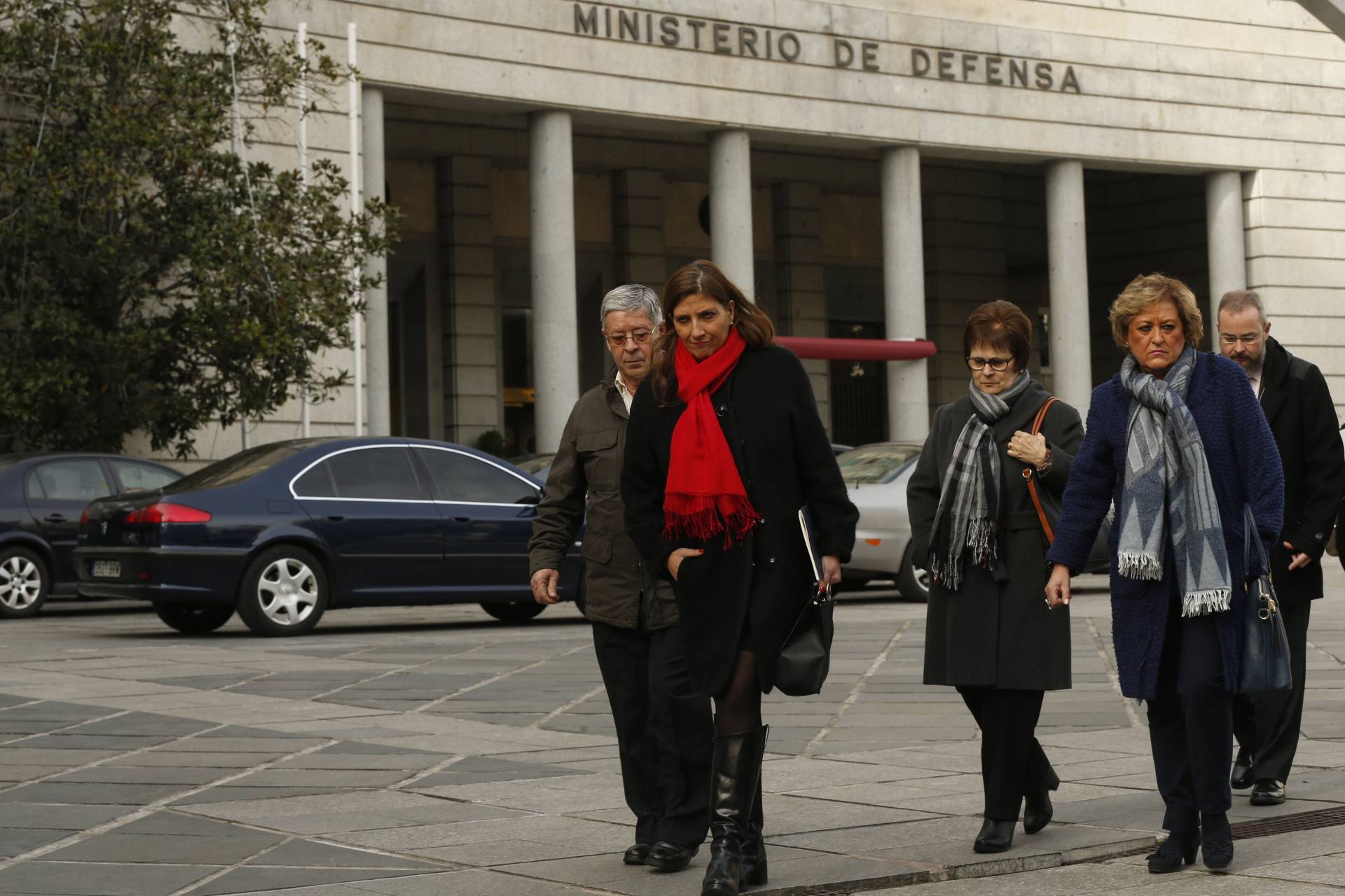 Representantes de la asociación de familiares de las víctimas del accidente del Yak-42, tras su reunión con Cospedal este enero.