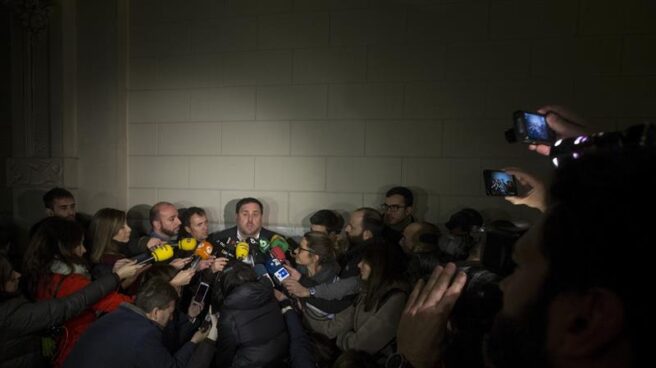 El vicepresidente de la Generalitar, Oriol Junqueras, atiende a los medios.