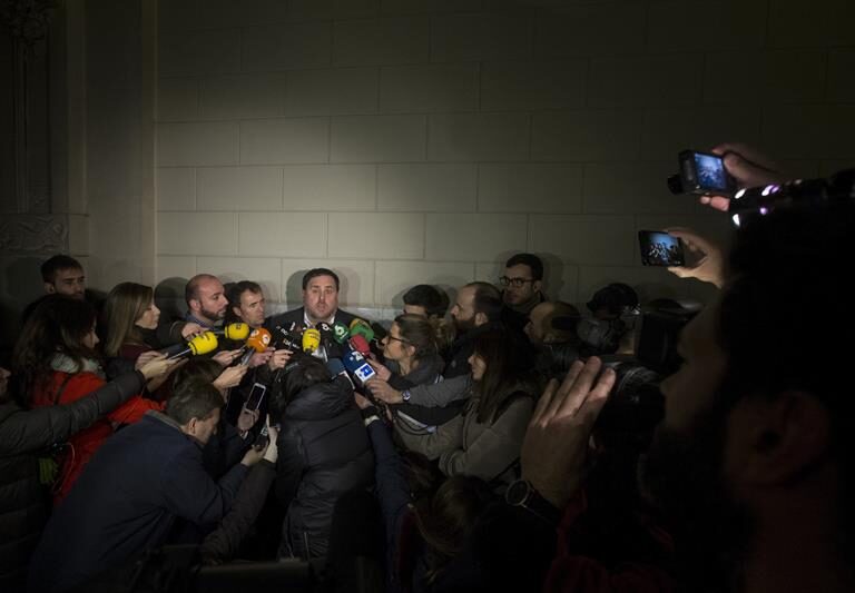Santamaría y Junqueras escenifican el choque sobre el referéndum independentista
