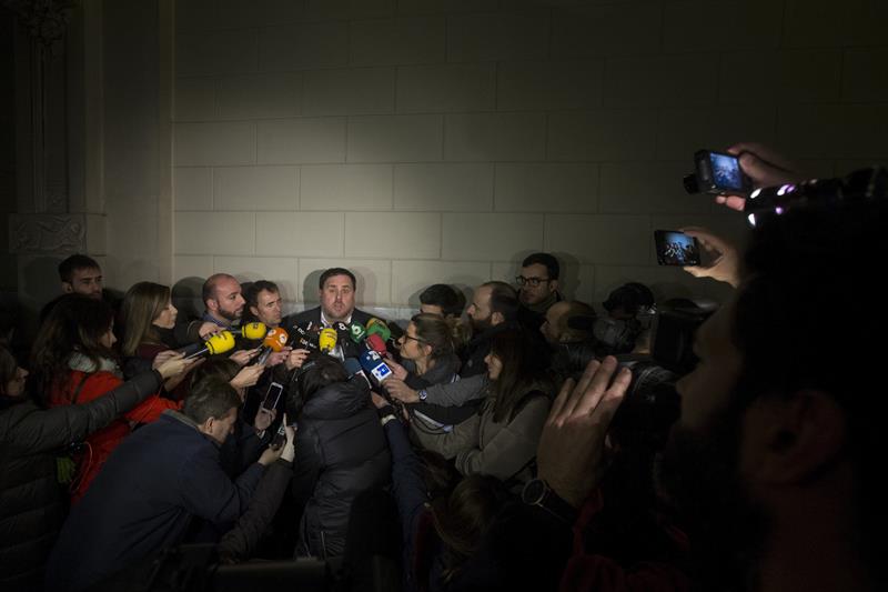 El vicepresidente de la Generalitar, Oriol Junqueras, atiende a los medios.