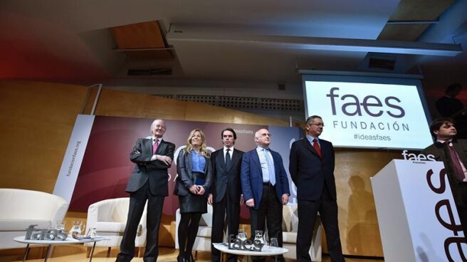 aznar_faes José María Aznar (c) acompañado de Josep Piqué, Rocío Albert (2i), Javier Zarzalejos (2d) y Alberto Ruiz Gallardón (d).