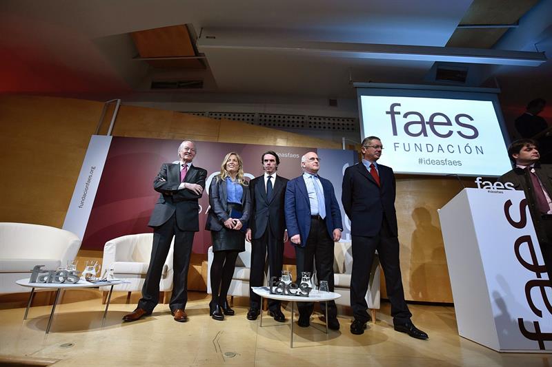 José María Aznar (c) acompañado de Josep Piqué, Rocío Albert (2i), Javier Zarzalejos (2d) y Alberto Ruiz Gallardón (d).