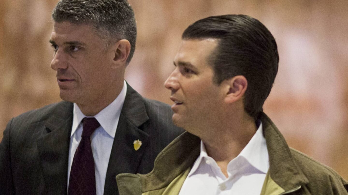 Le ofrecieron al hijo de Trump información sobre Clinton desde Rusia.