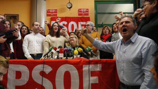 Un grupo de militantes críticos con la Gestora del PSOE, durante la reunión.