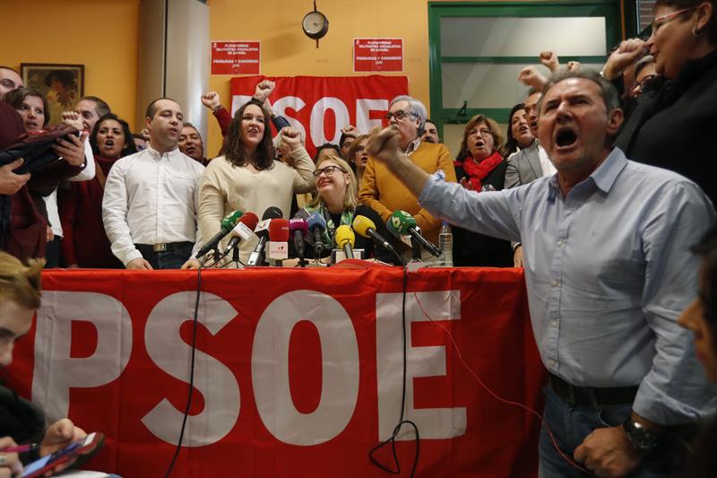 Un grupo de militantes críticos con la Gestora del PSOE, durante la reunión.
