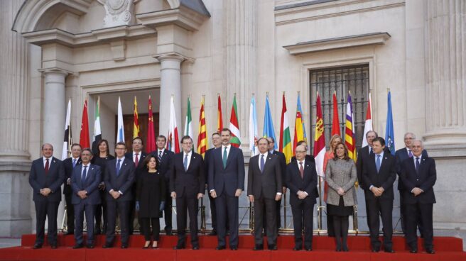Los presidentes autonómicos, junto a los miembros del Gobierno y el rey Felipe VI.