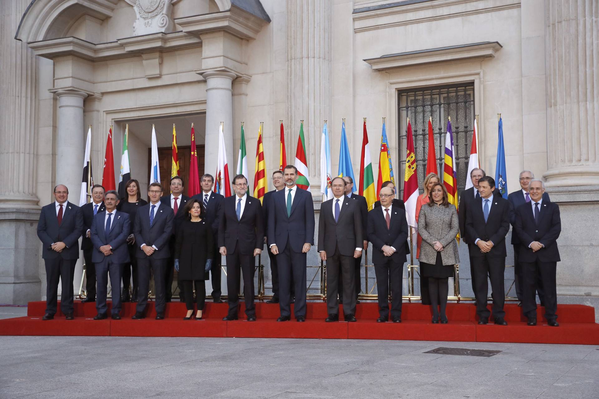 Los presidentes autonómicos, junto a los miembros del Gobierno y el rey Felipe VI.