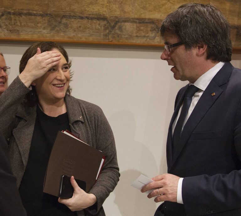 Puigdemont y Colau reclaman por carta al Rey y a Rajoy negociar un referéndum