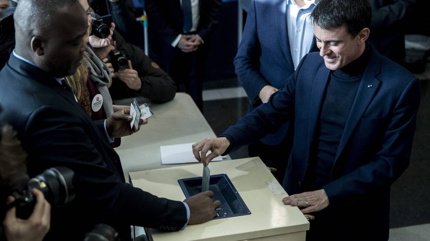 Manuel Valls vota en las primarias de los socialistas franceses.