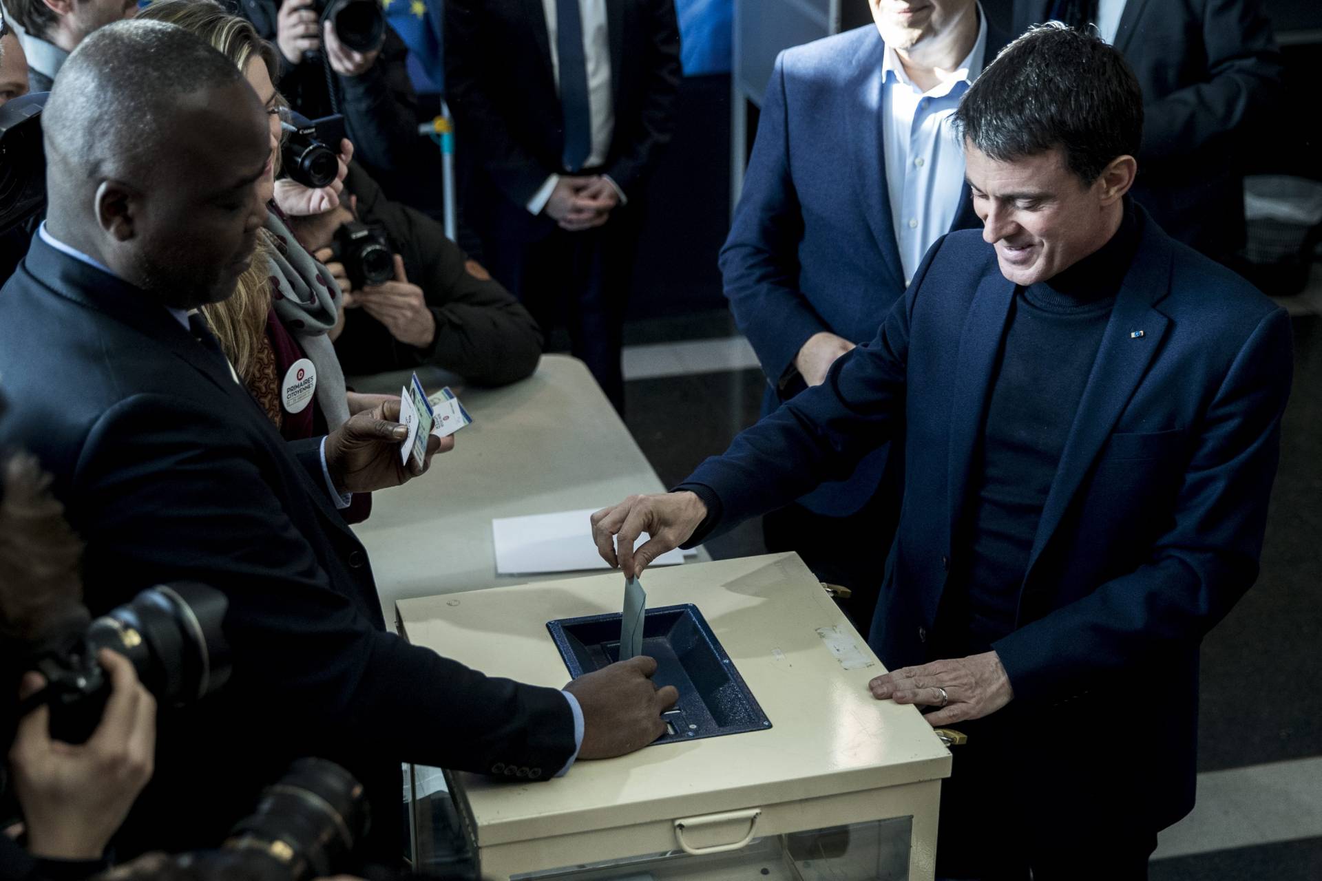 Manuel Valls vota en las primarias de los socialistas franceses.