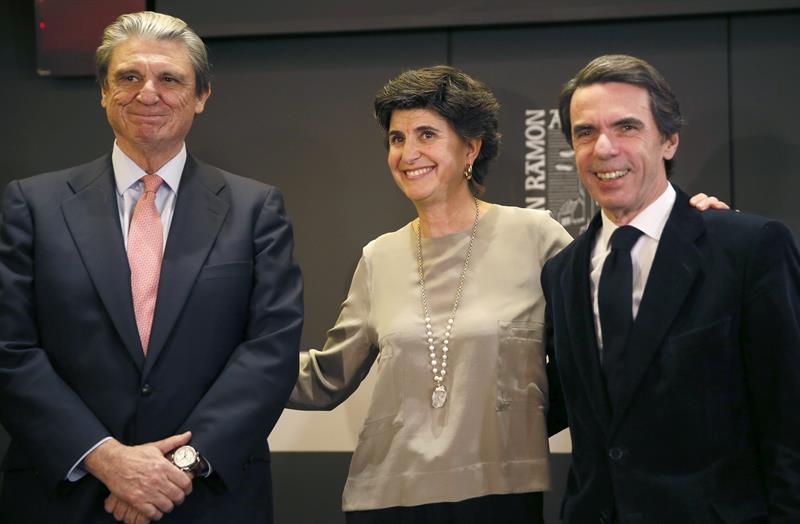 El presidente Fundación Villacisneros, Iñigo Gómez-Pineda Goizueta, María San Gil y José María Aznar.