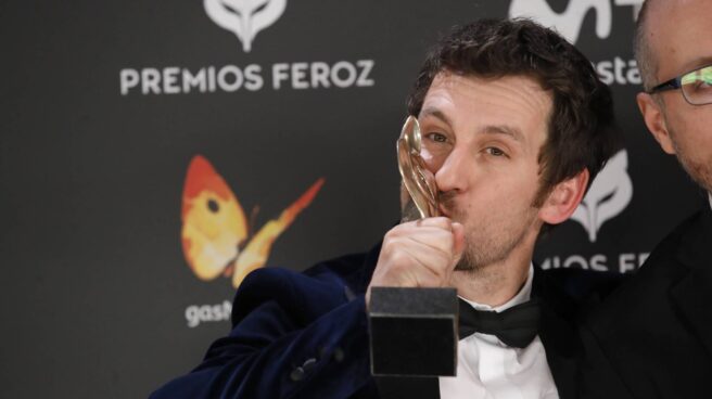 El actor y realizador Raúl Arévalo, tras recibir el Premio Feroz a la "Mejor Dirección" por su trabajo "Tarde para la ira".