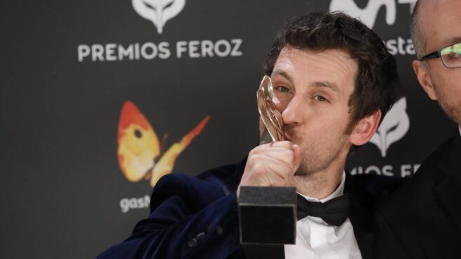 El actor y realizador Raúl Arévalo, tras recibir el Premio Feroz a la "Mejor Dirección" por su trabajo "Tarde para la ira". El actor y realizador Raúl Arévalo, tras recibir el Premio Feroz a la "Mejor Dirección" por su trabajo "Tarde para la ira".