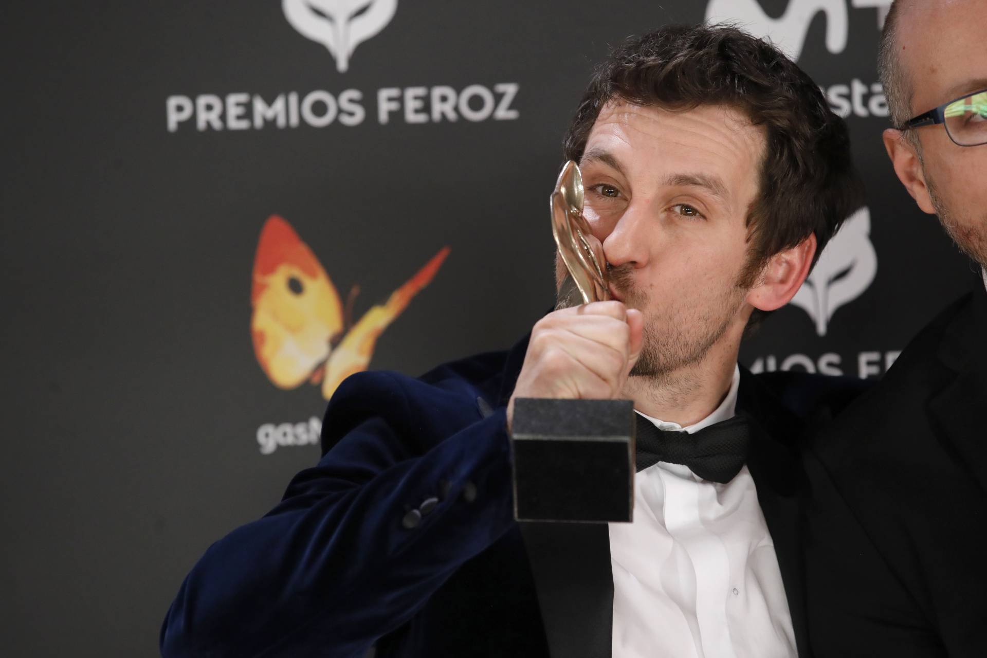 El actor y realizador Raúl Arévalo, tras recibir el Premio Feroz a la "Mejor Dirección" por su trabajo "Tarde para la ira".