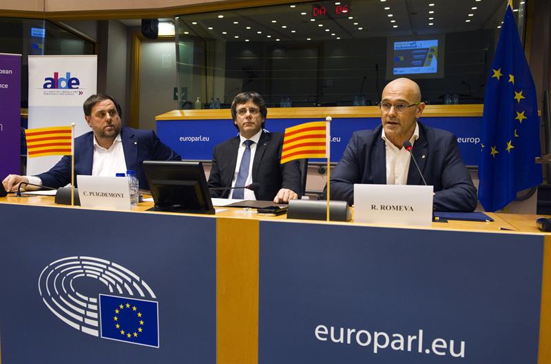 Oriol Junqueras, Carles Puigdemont y Raül Romeva, durante la intervención.