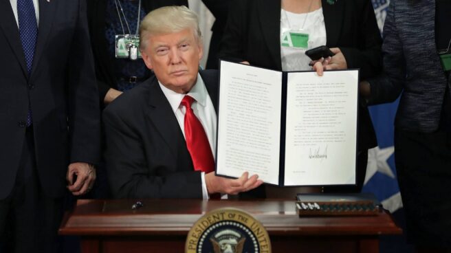 Trump, tras la firma de una orden ejecutiva. Trump, tras la firma de una orden ejecutiva.