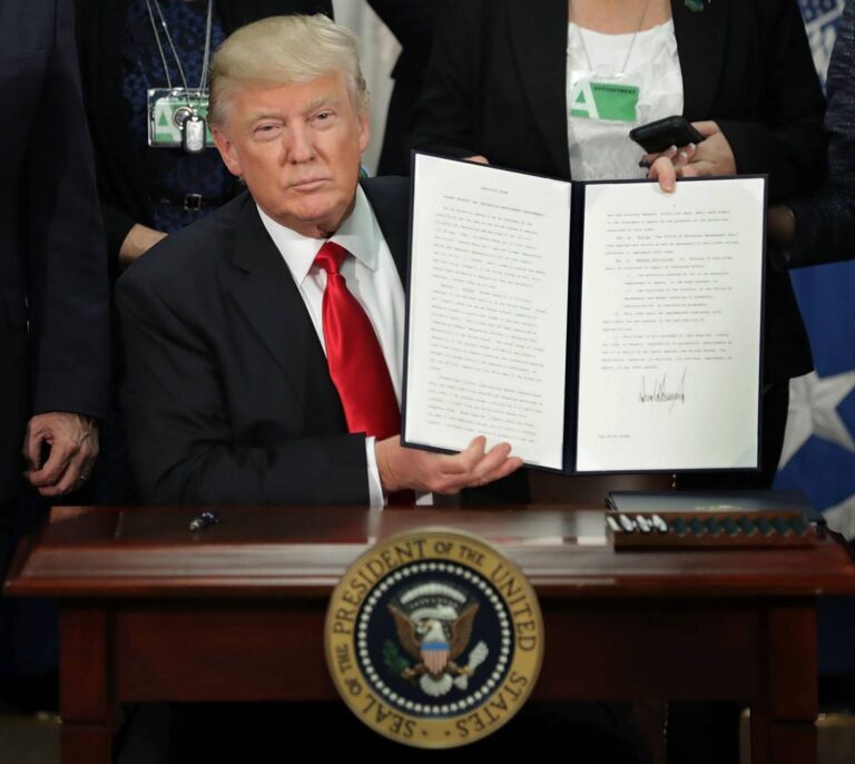 Donald Trump firma la orden ejecutiva para la construcción del muro con México