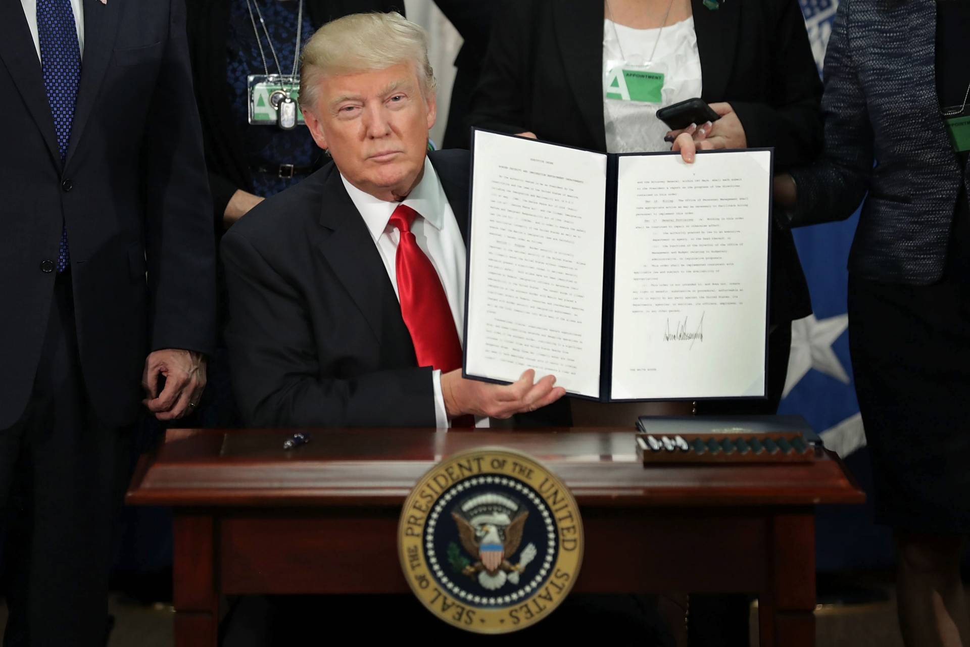 Trump, tras la firma de una orden ejecutiva.