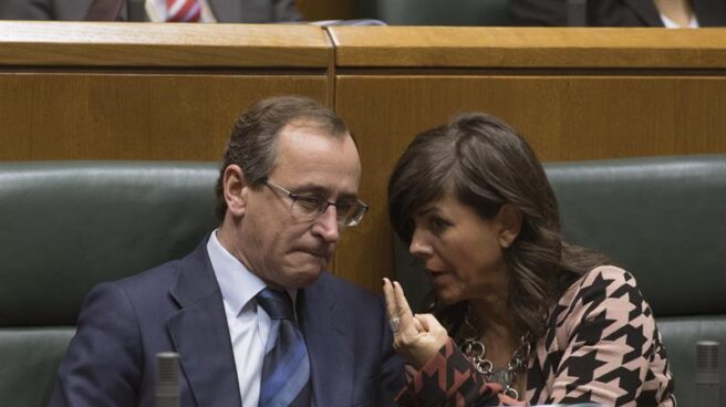 El presidente del PP vasco, Alfonso Alonso, y la parlamentaria, Nerea Llanos.