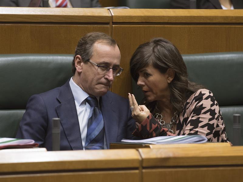 El presidente del PP vasco, Alfonso Alonso, y la parlamentaria, Nerea Llanos.