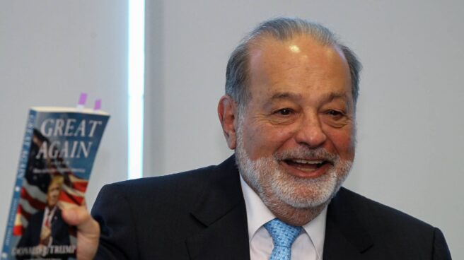 Carlos Slim, ayer en México D.F. con el libro de Donald Trump. Carlos Slim