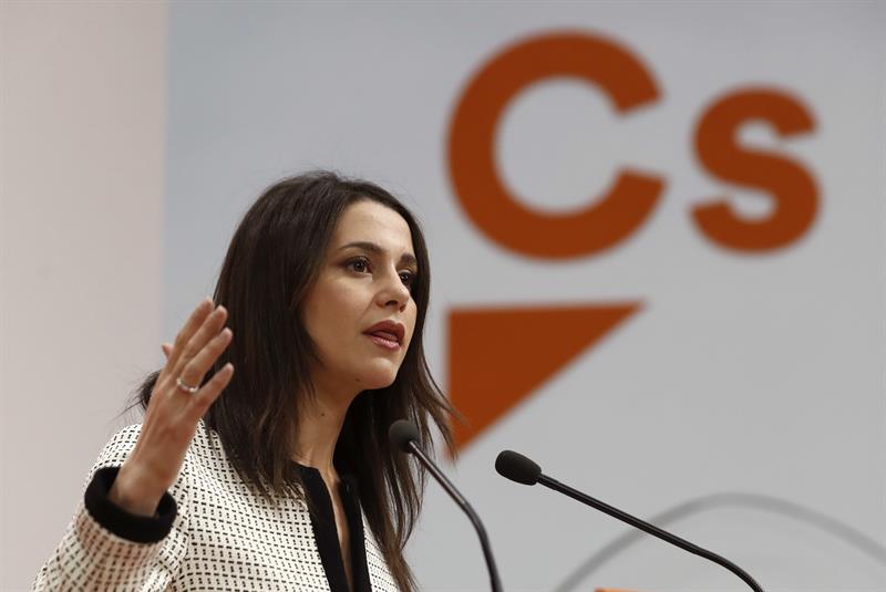 La líder de Ciudadanos en Cataluña, Inés Arrimadas, busca el voto del PP para su moción de censura a Puigdemont
