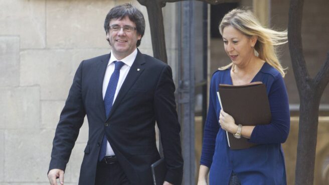 El presidente de la Generalitat, Carles Puigdemont, junto a la consellera de Presidencia, Neus Munté.