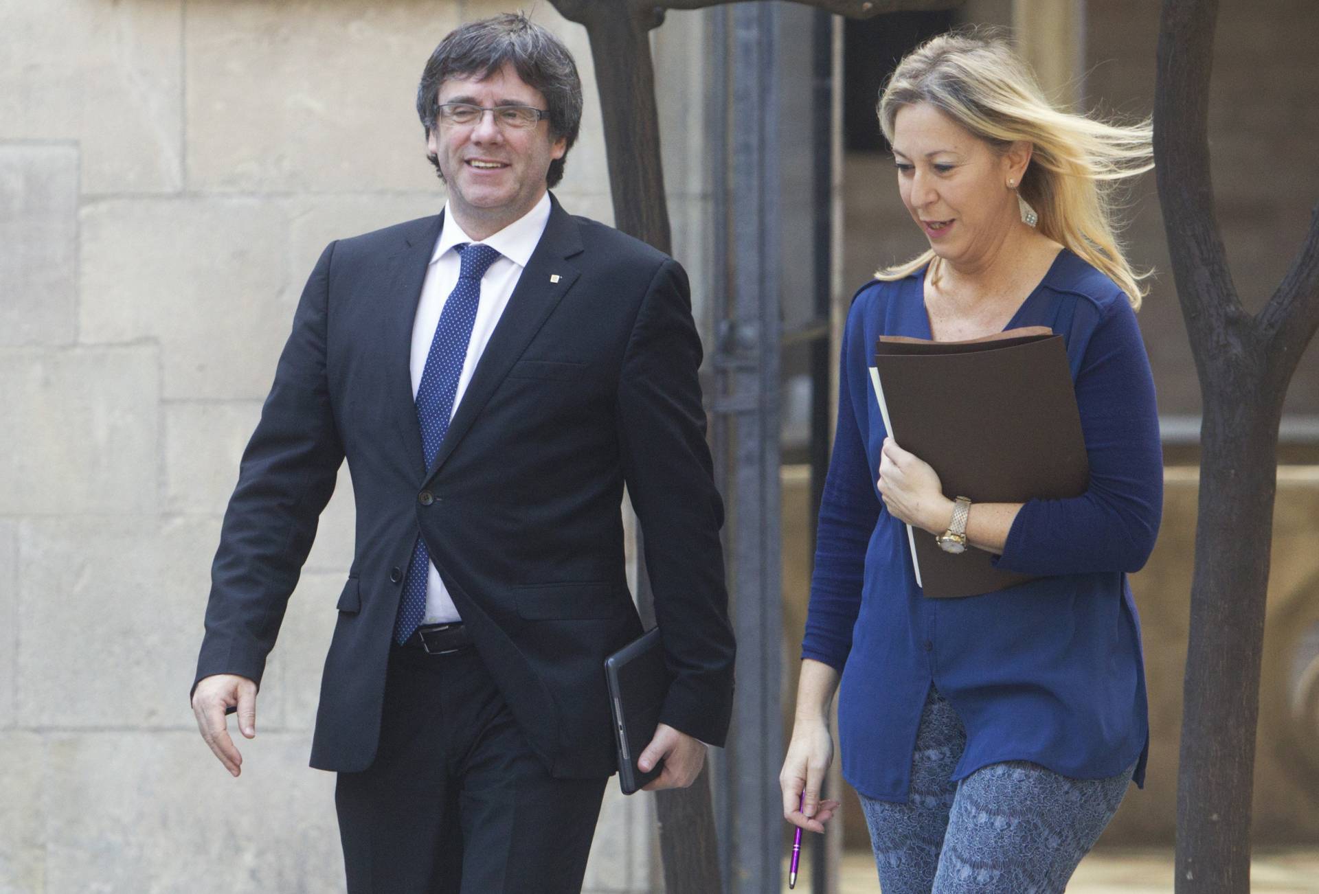 El presidente de la Generalitat, Carles Puigdemont, junto a la consellera de Presidencia, Neus Munté.