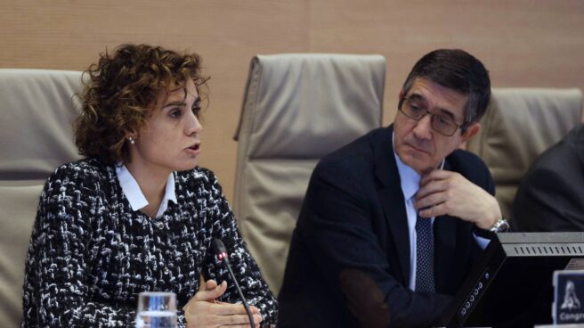 La ministra de Sanidad, Dolors Montserrat, junto a Patxi López, presidente de la comisión de Sandidad y Asuntos Sociales del Congreso de los Diputados.