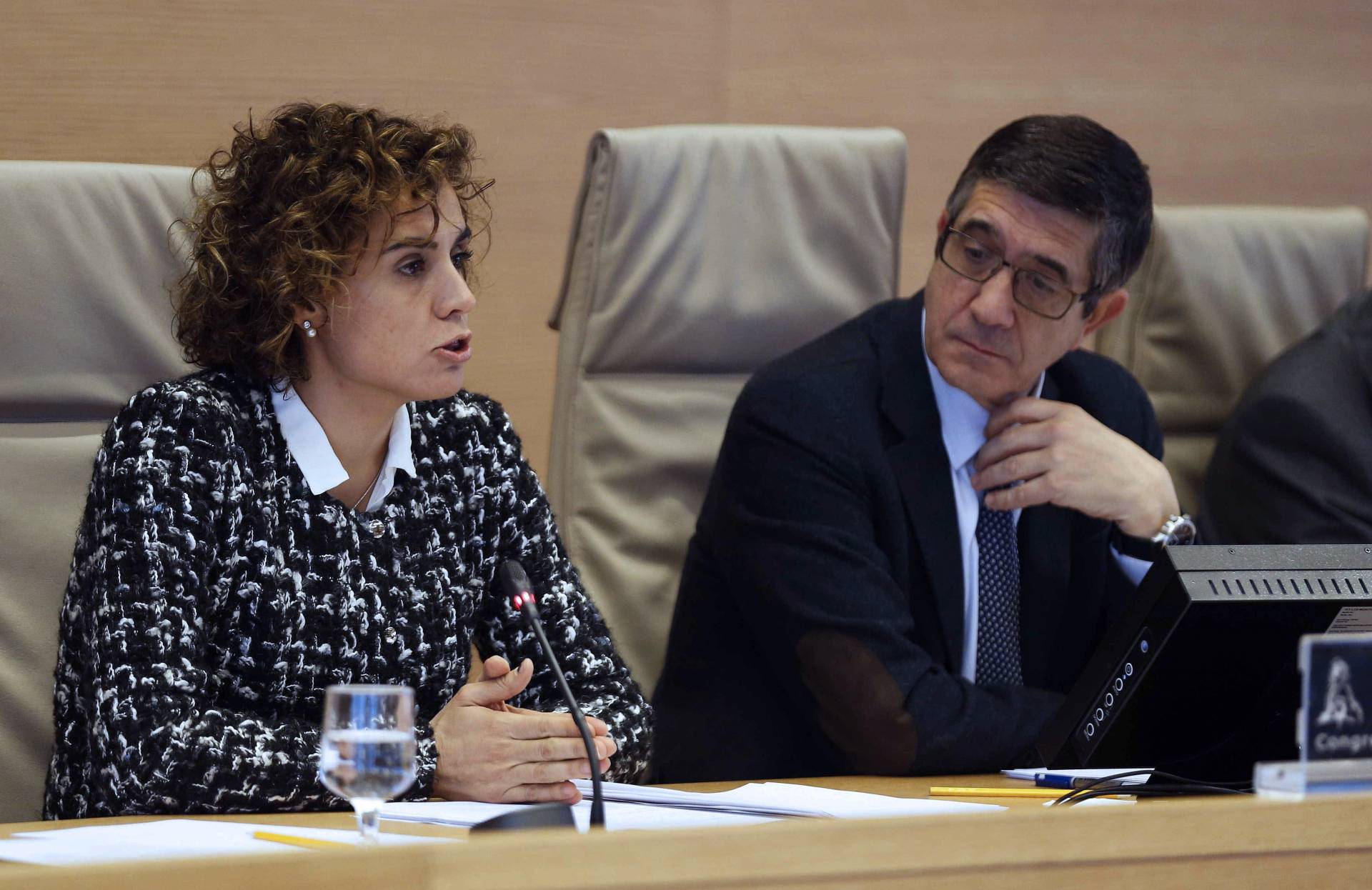 La ministra de Sanidad, Dolors Montserrat, junto a Patxi López, presidente de la comisión de Sandidad y Asuntos Sociales del Congreso de los Diputados.