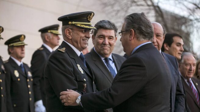 Juan Ignacio Zoido saluda a Florentino Villabona. Juan Ignacio Zoido saluda a Florentino Villabona.