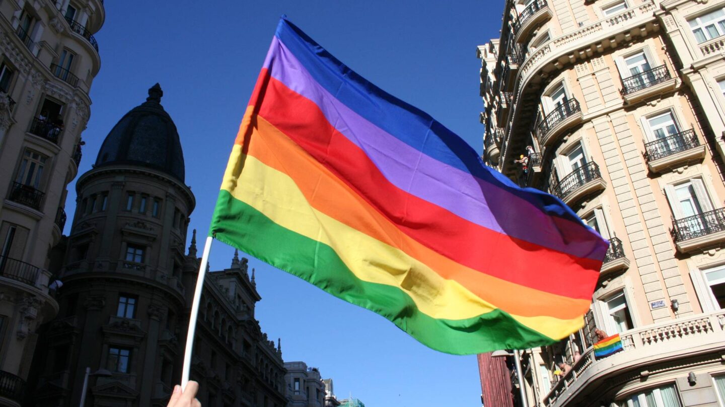 Bandera_Gay_Dia_del_Orgullo_Gay_Madrid-1440x808.jpg