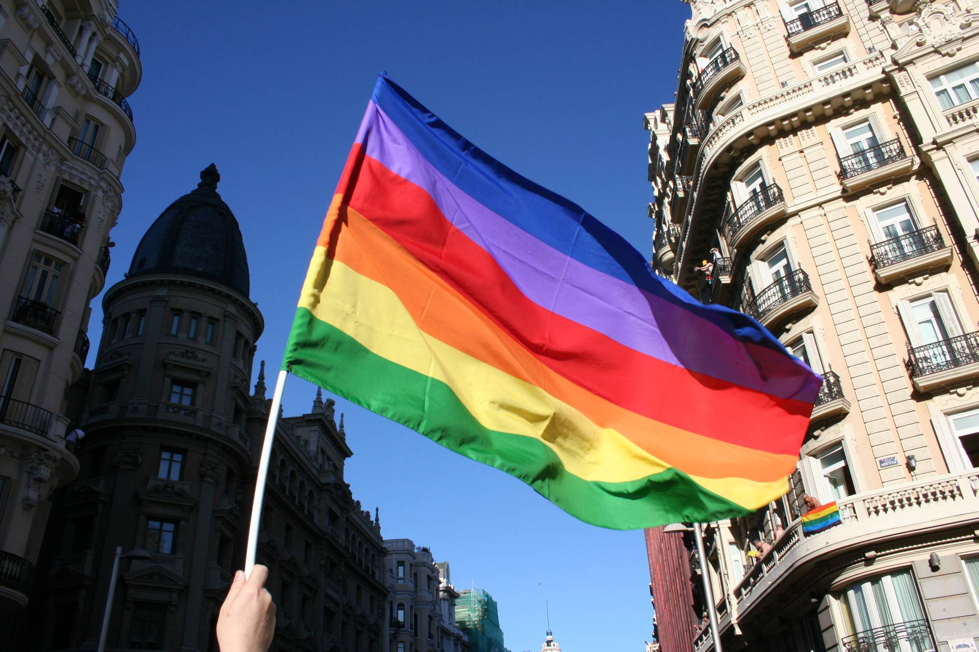 Bandera LGTBI en el Orgullo de Madrid.