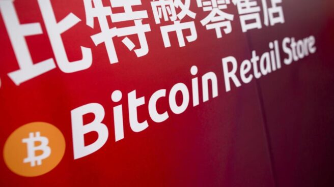 bitcoin El logotipo de Bitcoin en un establecimiento.