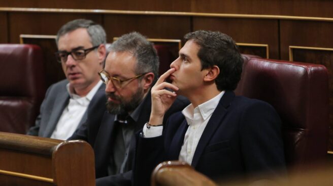 El presidente de Ciudadanos, Albert Rivera, junto a otros miembros de su grupo parlamentario en el Congreso de los Diputados.