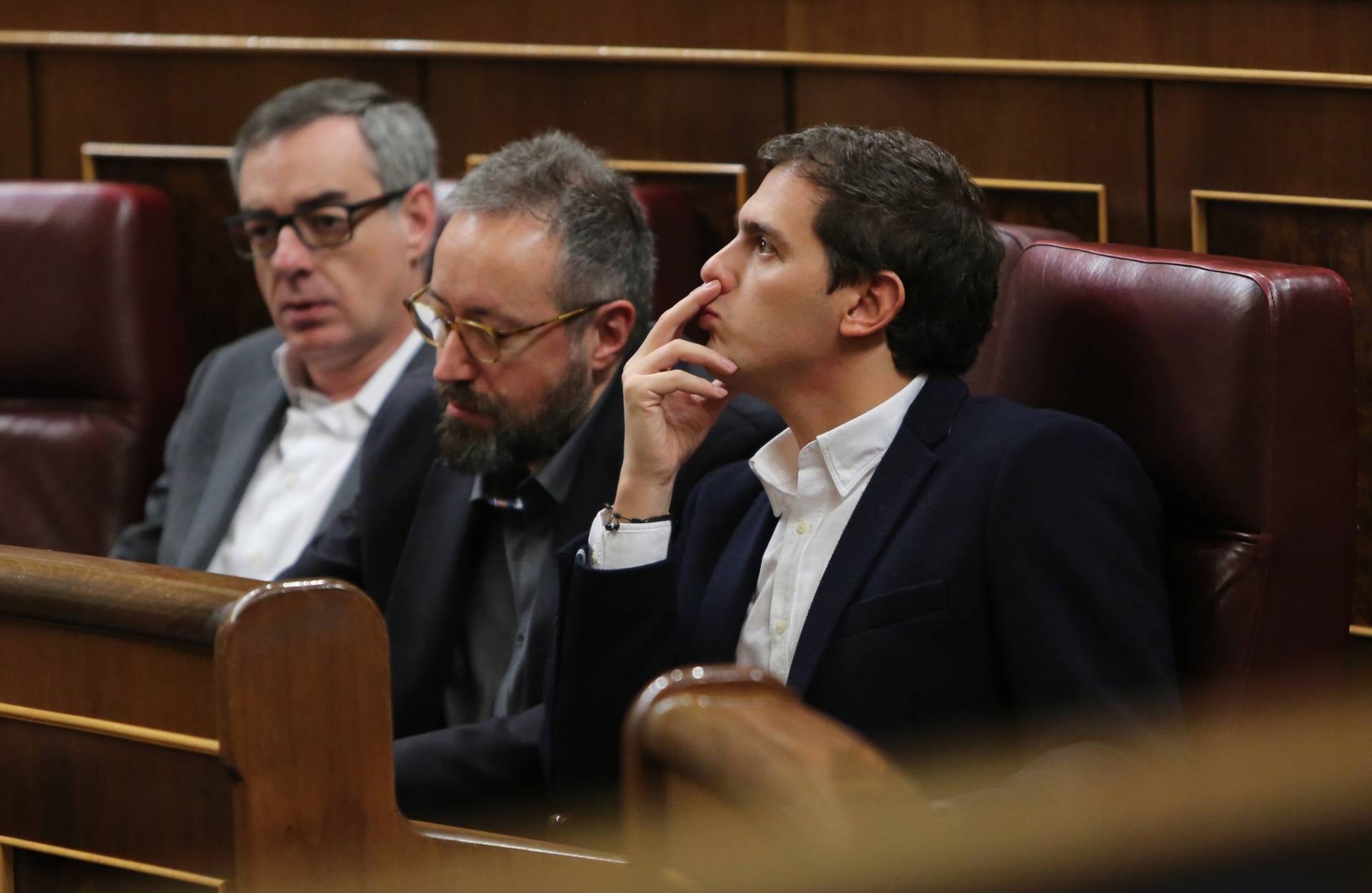 El presidente de Ciudadanos, Albert Rivera, junto a otros miembros de su grupo parlamentario en el Congreso de los Diputados.