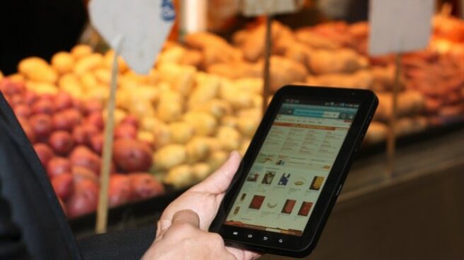 E commerce Un usuario realiza una compra a través de su tableta.