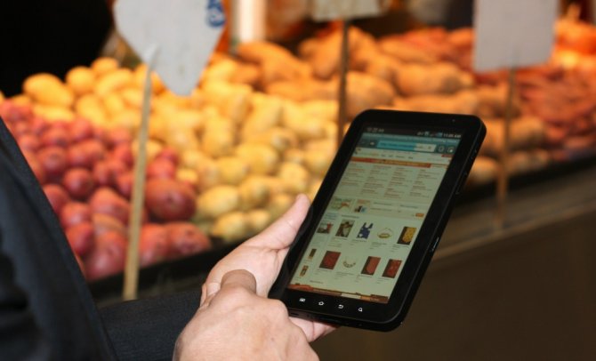 Un usuario realiza una compra a través de su tableta.