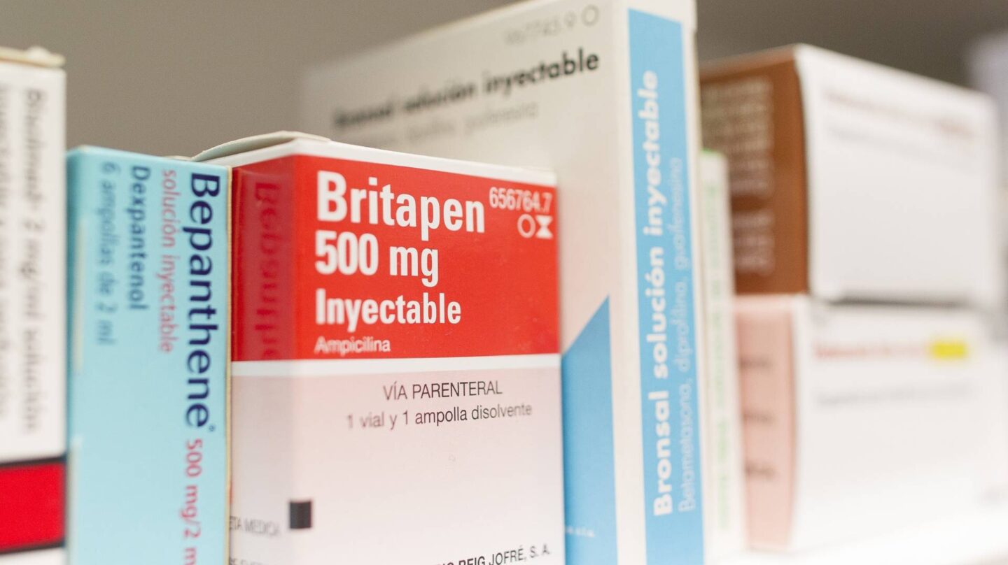 Estantería de una farmacia con medicamentos.
