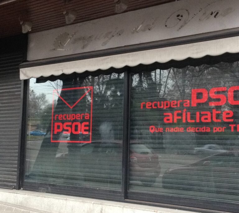 Críticos del PSOE le hacen la competencia a la Gestora en Ferraz