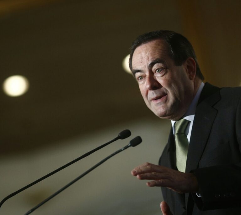 Bono responde a Cospedal con dos papeles que no aportan novedad sobre el Yak-42