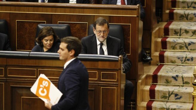 El líder de Ciudadanos, Albert Rivera, pasa por delante de Mariano Rajoy en el Hemiciclo.