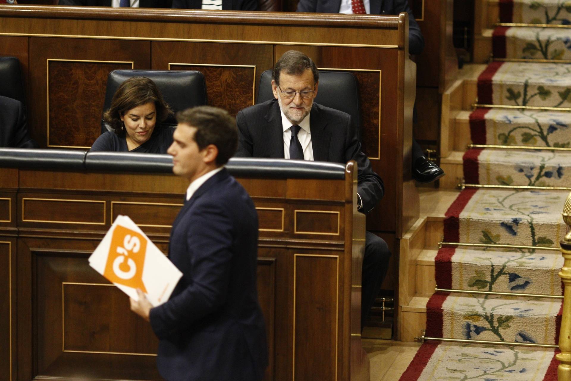 El líder de Ciudadanos, Albert Rivera, pasa por delante de Mariano Rajoy en el Hemiciclo.