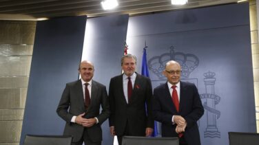 Montoro y Guindos toman el control total de la dirección económica en Cataluña